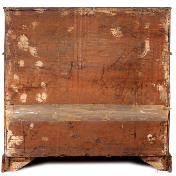 Ribalta lastronata in noce e radica di noce e intarsiata in varie essenze. Corpo inferiore a fron...