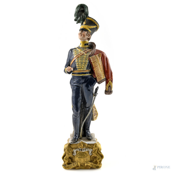Scultura in porcellana policroma Capodimonte raffigurante ufficiale, XX secolo, altezza cm 31, (segni di usura, rotture, restauri, difetti)