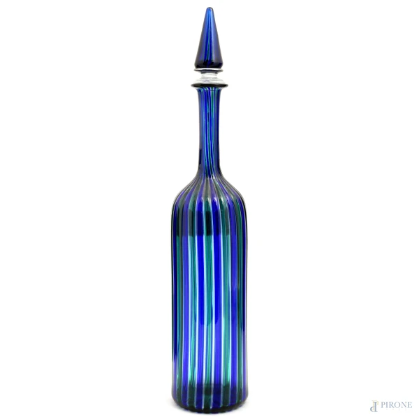 Bottiglia in vetro di Murano della serie "Morandiana" di Venini a canne nei toni del blu e del verde, firmato e datato a graffio sotto la base "Venini Italia 85", altezza cm 46,5 (difetti)