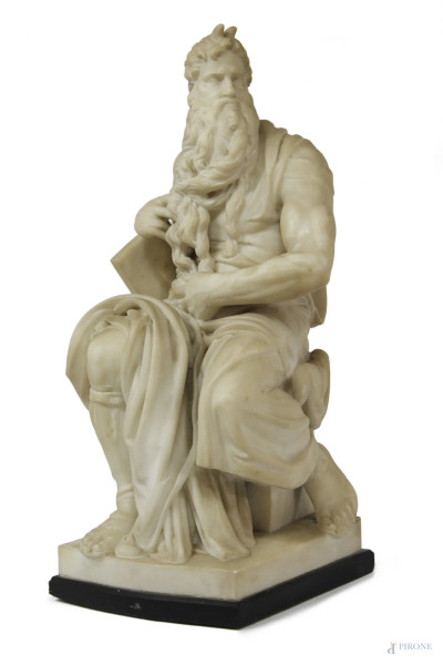 Mos&#232;, scultura in marmo statuario, H 54 cm, XIX sec., poggiante su base in marmo nero.