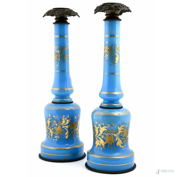 Coppia di lampade da tavolo in vetro nei toni del celeste con decori floreali in oro. Inserti in bronzo cesellato a foggia di tralci d'uva all'apice, XX secolo, altezza cm 51,5 (da revisionare)