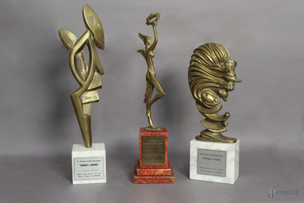 Lotto composto da tre premi ricevuti dal Maestro Rolando Nicolisi, a forme e materiali diversi, H 55 cm.