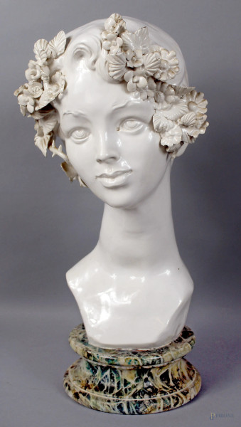 Busto di fanciulla in ceramica smaltata, base in marmo, altezza cm 36, (piccoli difetti).