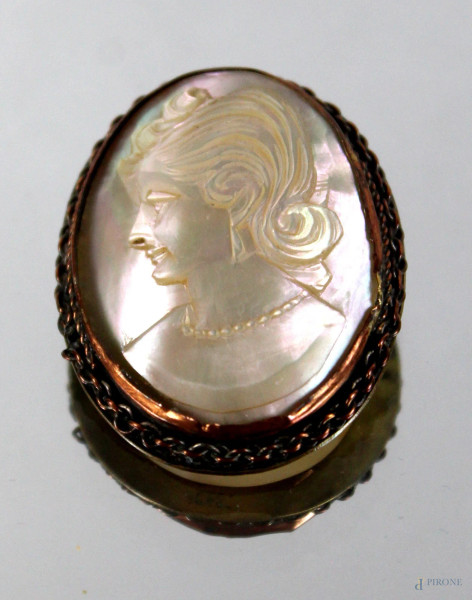 Ciondolo-Spilla Cammeo in madreperla, raffigurante profilo di donna, montatura in metallo, cm. 4x3,5, XX secolo.