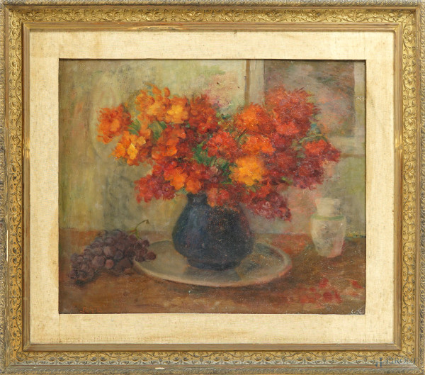 Natura morta con vaso di fiori e uva, olio tela, XX secolo, firmato in basso a sinistra, cm 54,5x65,5, entro cornice