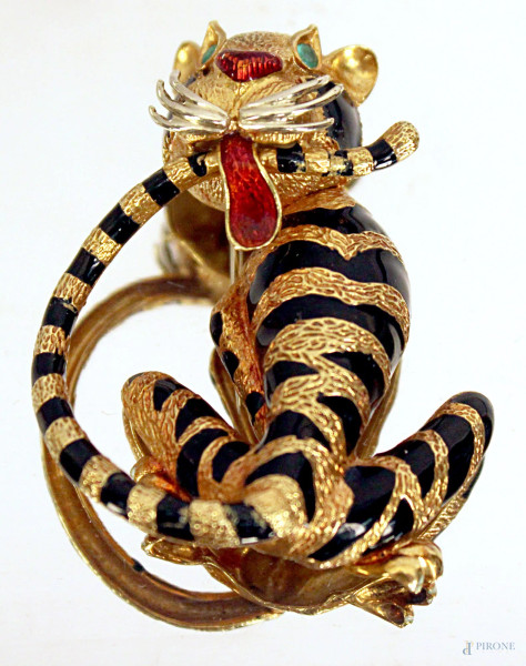 Spilla a forma di tigre in oro 18 Kt e smalti, occhi in smeraldi, gr. 31,1.
