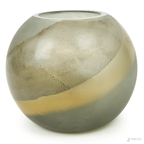 Giampaolo Nason - Murano, Vaso di forma globulare in vetro grigio con decoro a fascia, cm h 20, recante etichetta adesiva sotto la base.