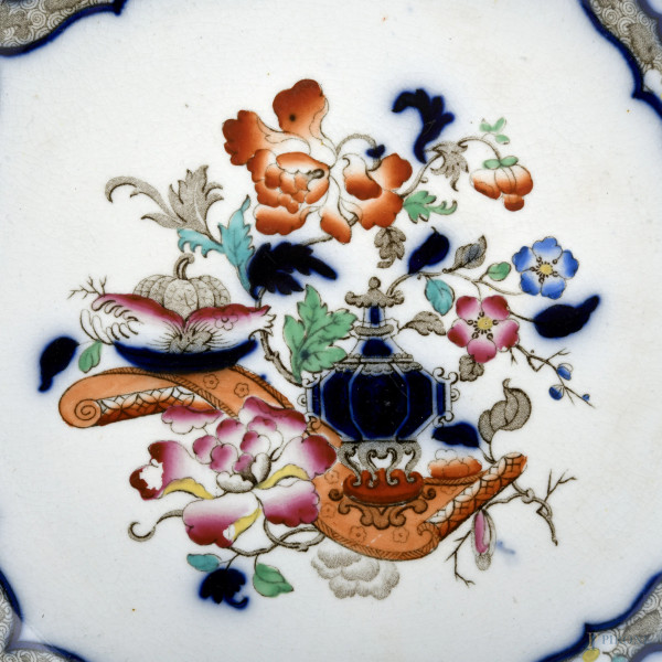 Lotto di due piatti in maiolica di diversa manifattura e foggia, XX secolo, diametro massimo cm 2...