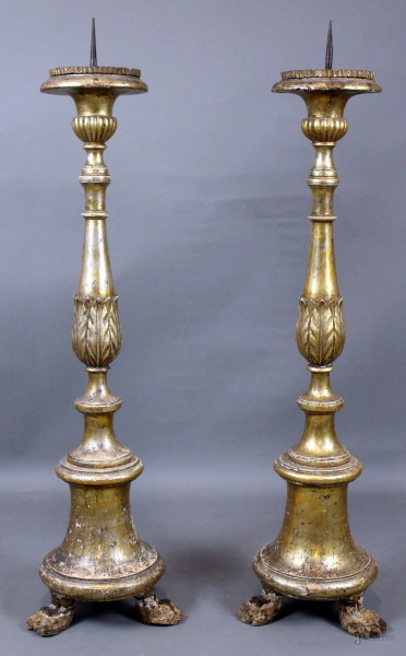 Coppia di torcieri in legno intagliato e dorato, poggianti su tre piedi ferini, altezza cm. 101, XIX secolo, (difetti e mancanze).