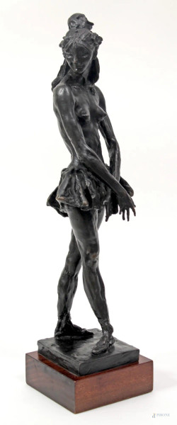 Messina, Ballerina, scultura in bronzo brunito poggiante su base in legno, H 50 cm.