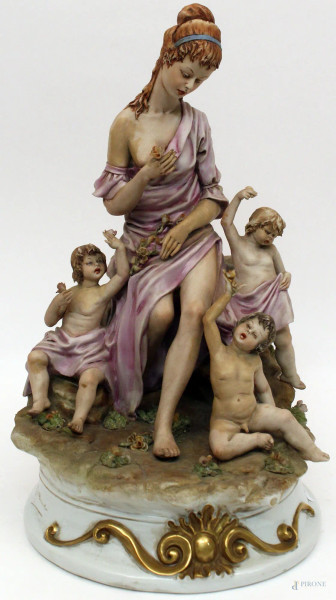 Gruppo in porcellana Capodimonte a soggetto di donna con fanciulli marcato, H 36 cm.