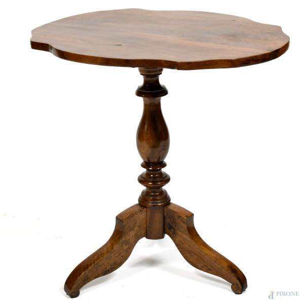 Tavolino  tripode in noce con piano sagomato e fusto tornito, XX secolo, cm 72x76x58,5, (segni di usura, scalfiture, fori di tarlo)