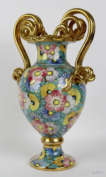 Vaso in ceramica Durata, decori policromi a motivi floreali, manici dorati serpentiformi, altezza cm  41, XX secolo