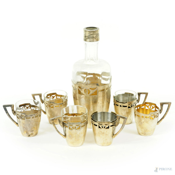 Set da liquore in argento, composto da una bottiglia e sei bicchierini, XX secolo, h max cm 16,5, peso netto gr. 318, (mancanze e difetti)