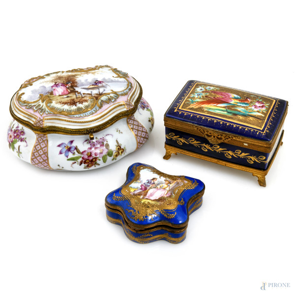 Lotto composto da tre scatole portagioie in porcellana di varia manifattura, XX secolo, misure massime cm 8x19x15, (segni di usura)