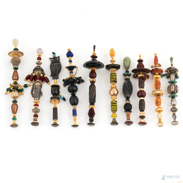 Lotto di dieci sigilli in materiali vari, XX secolo, altezza massima cm 24, (segni di usura, difetti)