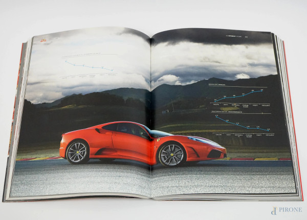 Lotto di due volumi e tre riviste Ferrari, (lievi difetti)