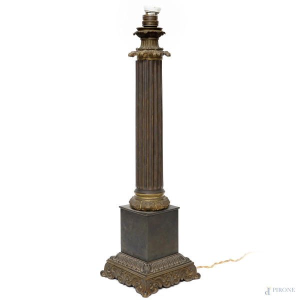 Lampada a foggia di colonna scanalata, in metallo e bronzo cesellato e sbalzato, XX secolo, altezza cm 62, (difetti)