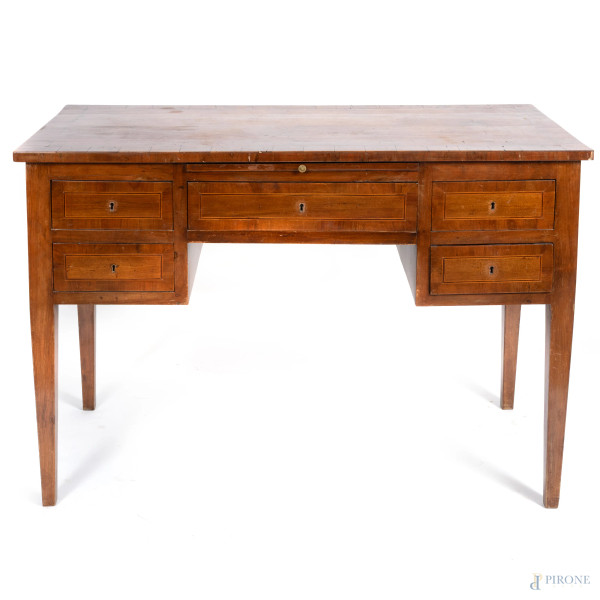 Scrivania in legno impiallacciato in noce con filettatura in bosso. Fronte a cinque cassetti e retro scandito da cinque finti cassetti. XX secolo, cm 83,5x121,5x62,5, (segni di usura, scalfiture, difetti)