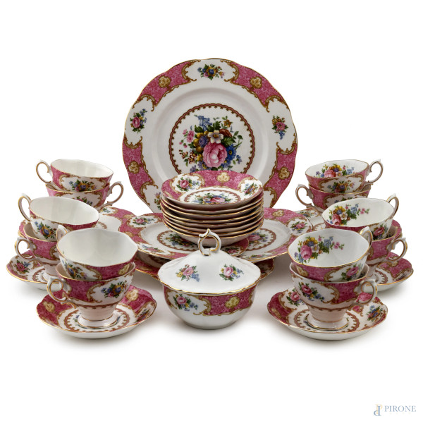 Specchio a tre ante in legno intagliato e laccato bianco e oro, verso rivestito in tessuto panna, cm  [..]