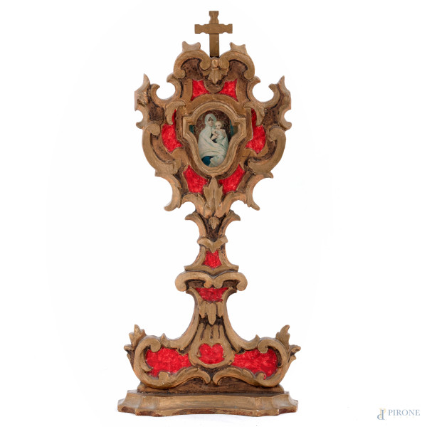 Cornice da ex voto in legno intagliato, dipinto e dorato contenente stampa, XX secolo, altezza cm 43, (segni di usura, scalfiture, difetti)