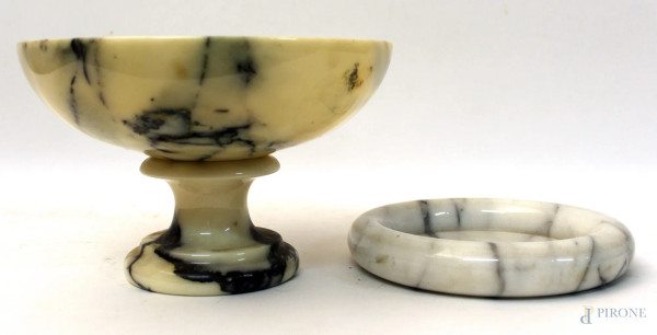 Lotto composto da un&#39;alzatina in alabastro, H 16 cm, ed uno svuotatasche in marmo, diametro 21 cm.