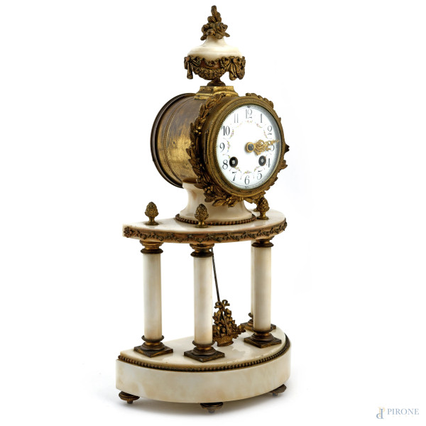Trittico composto da orologio e coppia di candelieri a tre fuochi in bronzo e marmo. Quadrante sm...