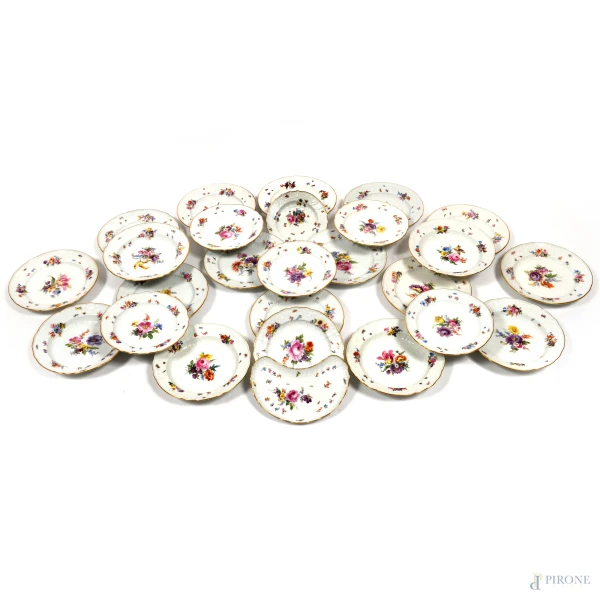 Servizio di piatti in porcellana tedesca a decoro di fiori e insetti, (difetti)