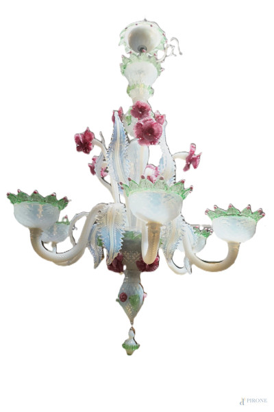 Lampadario in vetro soffiato di Murano, XX secolo, in vetro opalescente con dettagli nei toni del rosa e del verde, sei bracci portacandela fra trionfo di fiori e foglie, cm h 110x75 circa, (difetti)