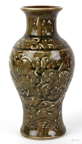 Vasetto in porcellana verde, forma a balaustro con decori a rilievo, altezza cm. 19, Cina, XX secolo.