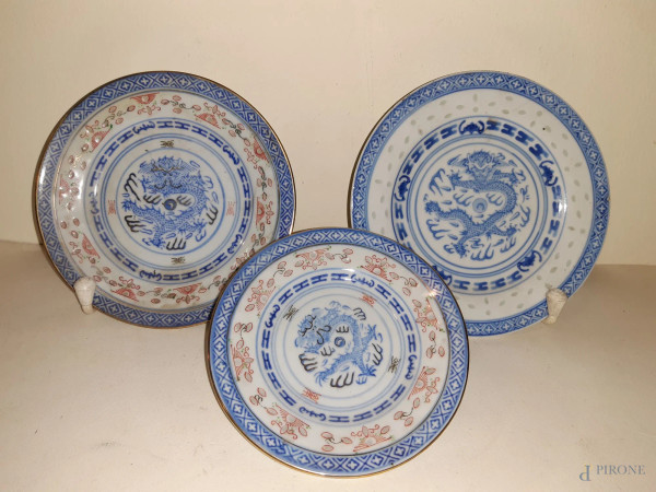 Lotto di tre piattini diversi in porcellana orientale a decori policromi, marcati, diam. 15 cm.