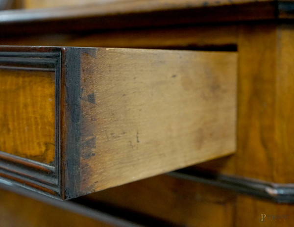 Piattaia in legno impiallacciato, XIX-XX secolo, corpo inferiore a due cassetti e due sportelli s...