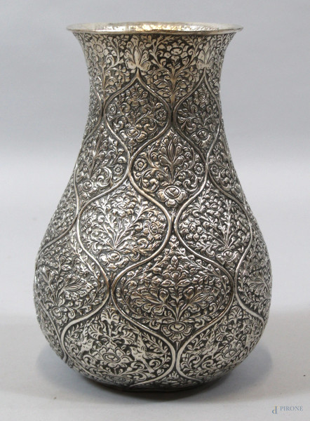 Vaso in metallo argentato e cesellato a decoro di fiori, arte orientale, altezza 29 cm, primi &#39;900.
