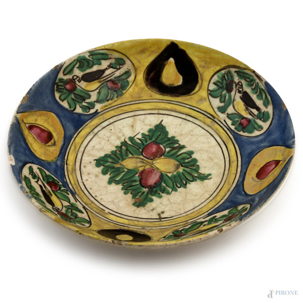 Piatto in maiolica decorato in policromia con frutti e volatili, XIX-XX secolo, diametro cm 23,5,...