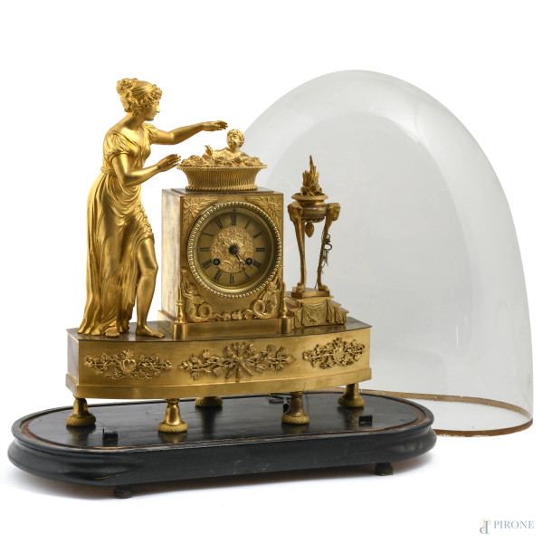 Orologio in bronzo dorato con fanciulla ed amorino. Quadrante a smalto in numeri romani. Entro ca...