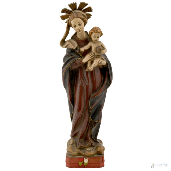 Scultura in legno intagliato e dorato raffigurante Madonna con Bambino, XX secolo, altezza cm 42, (difetti)