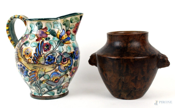 Lotto composto da un versatoio in ceramica policroma ed un vasetto in terracotta, alt. max cm 20, XX secolo, (difetti)