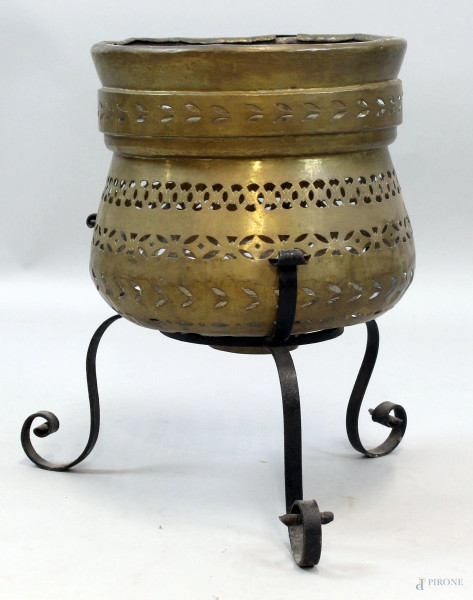 Braciere in metallo dorato e traforato, base a tre piedi in ferro battuto, cm 40x 27, XX secolo.