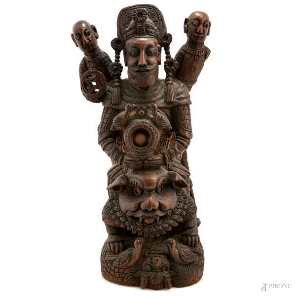 Gruppo scultoreo in legno di teak raffigurante divinità orientale, XX secolo, altezza cm 54, (segni di usura, scalfiture, difetti)