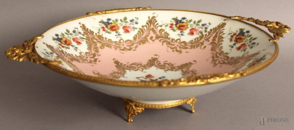 Centrotavola in porcellana Limoges a decoro di fiori, con finiture in bronzo dorato, altezza 9 cm, diametro 35 cm.