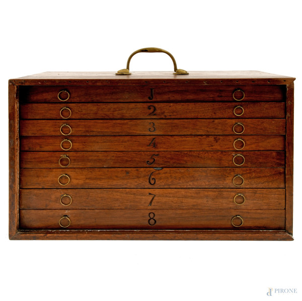 Campionario di marmi in legno caratterizzato da 8 cassetti, di cui cinque a dieci scomparti e tre...