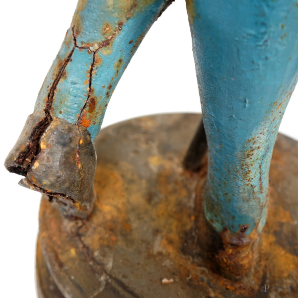 Sculture in ghisa dipinta rappresentanti una coppia di alabardieri, prima metà del XX secolo, alt...