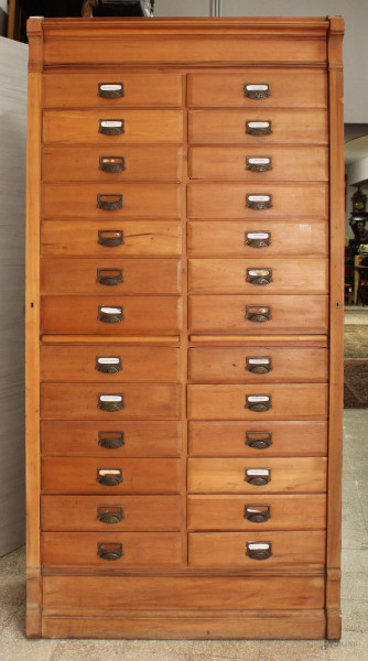 Schedario in legno di faggio, cassetti disposti in due file sul fronte, con blocchi laterali ad alette, altezza cm. 203x97x43, (difetti)