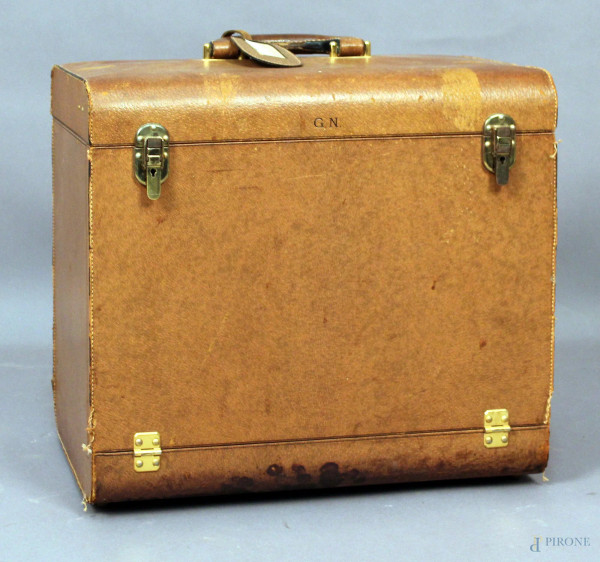 Valigia da viaggio marcata Gucci, cm. 40x44,5x28, (usure).