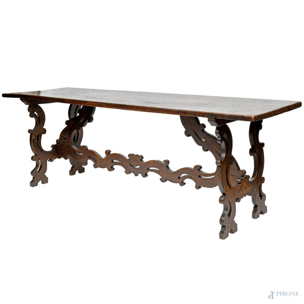Tavolo fratino in noce, XVII secolo, cm 84x237x73,5, (segni di usura, difetti, graffi, scalfiture, parti sostituite del XIX secolo)