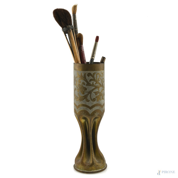 Vaso in ottone dorato e cesellato con volute e girali contenente pennelli appartenuti a Dante Ricci, altezza portapennelli cm 27,5. 
