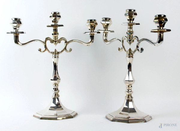 Coppia di candelabri in argento a tre fiamme, base ottagonale, cm h 37,5, gr 1000