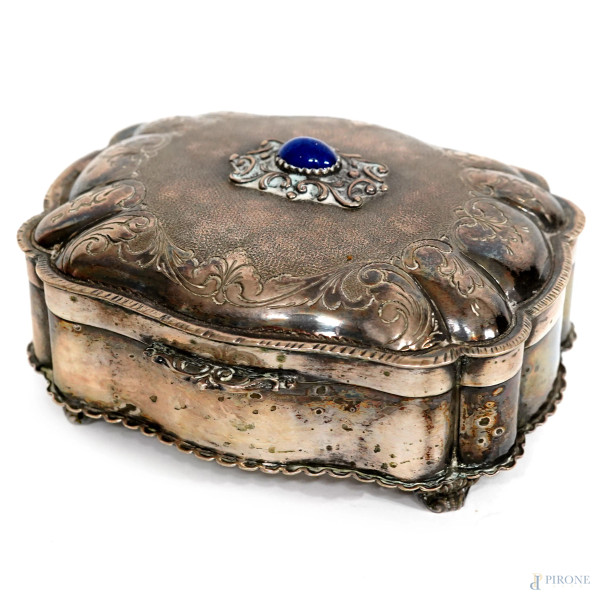 Cofanetto portagioie in argento 800/000 con cabochon in pietra blu al coperchio, cm 5x13,5x11, peso gr 400