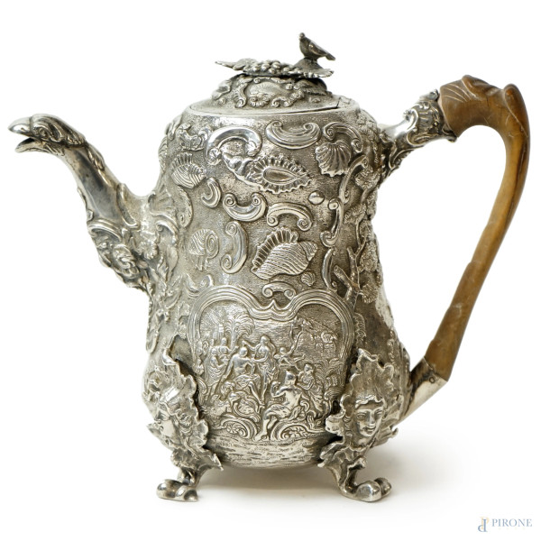 Raffinata caffettiera in argento riccamente sbalzato e cesellato, punzoni Londra, Giorgio III, 1816, argentiere Edward Farrell (1786-1861),   cm h 22x26, peso lordo gr. 1193