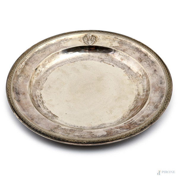 Piatto in argento 800/000, diametro cm 26, peso gr 570